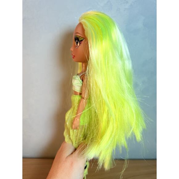 Rainbow High Karma Nichols – Neon Green Fashion Doll Only - Picture 6 of 8